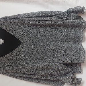 Sara Monochrome V-Neck Blouse